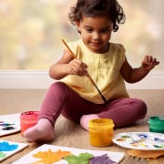 Children can also try to depict leaves in their own paintings and drawings.